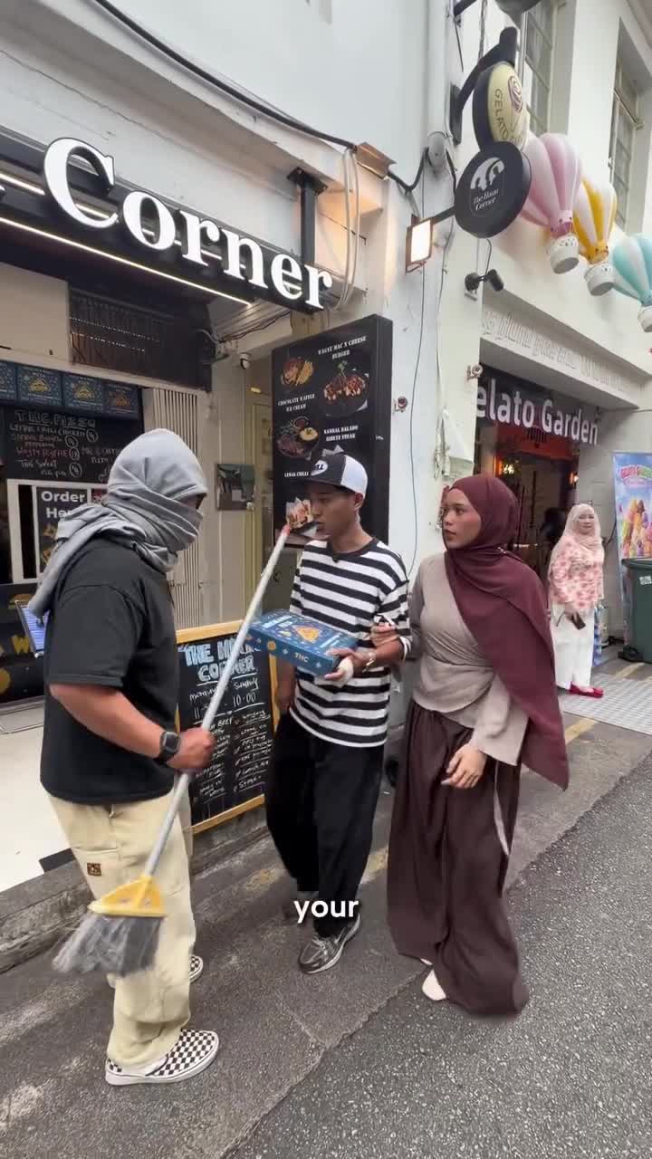 At this point, everyone knows halal corner comes before his girlfriend 👀…