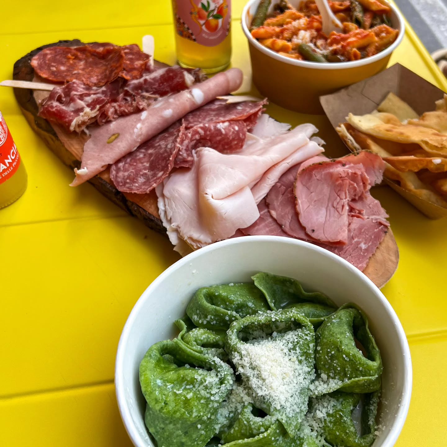 Un tagliere di salumi, balanzoni e una crescentina. Cosa c’è di meglio? Ci…