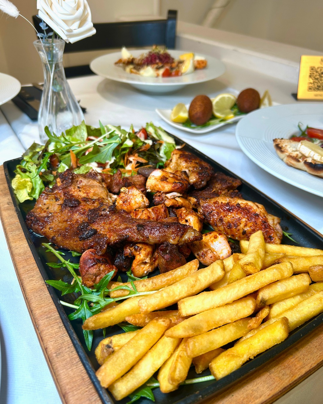 Chez Elsa, des grillades généreuses et des spécialités turques maison. 🥩…