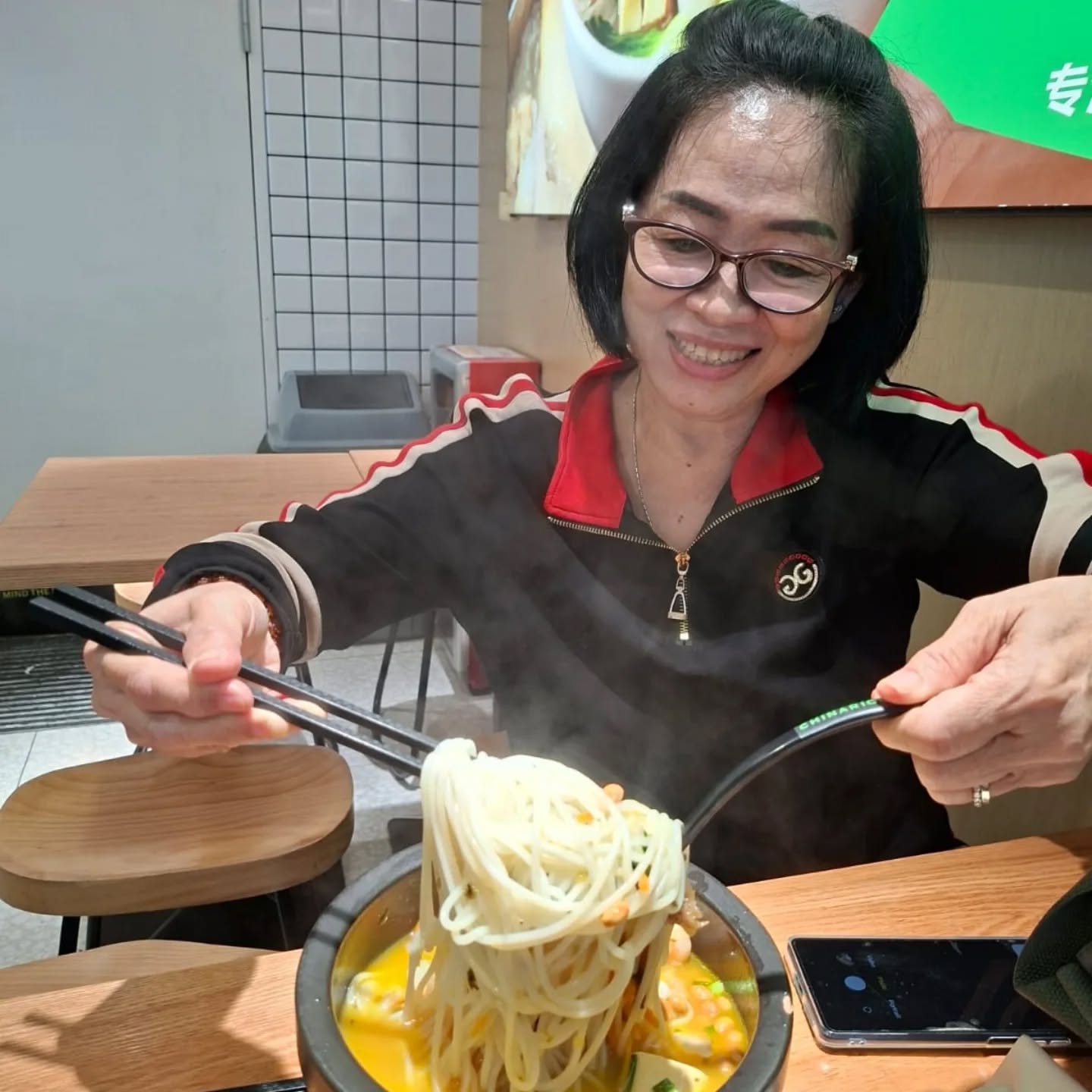 Mie nya kenyal dan susah dipotong.. Gak tau dr apa. Kita dah kelaparan, jd…