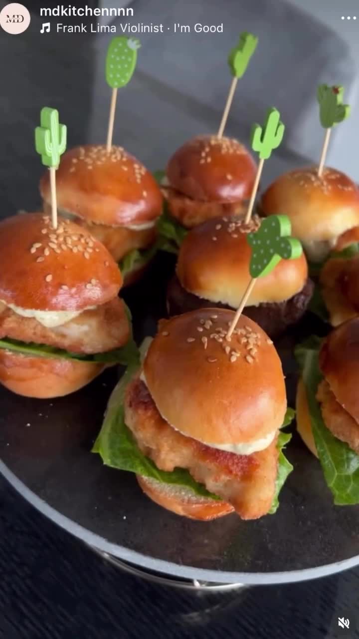 Mini visburgers €3.50 per stuk#foodamsterdam #bestellen #foodporn #halalfood…
