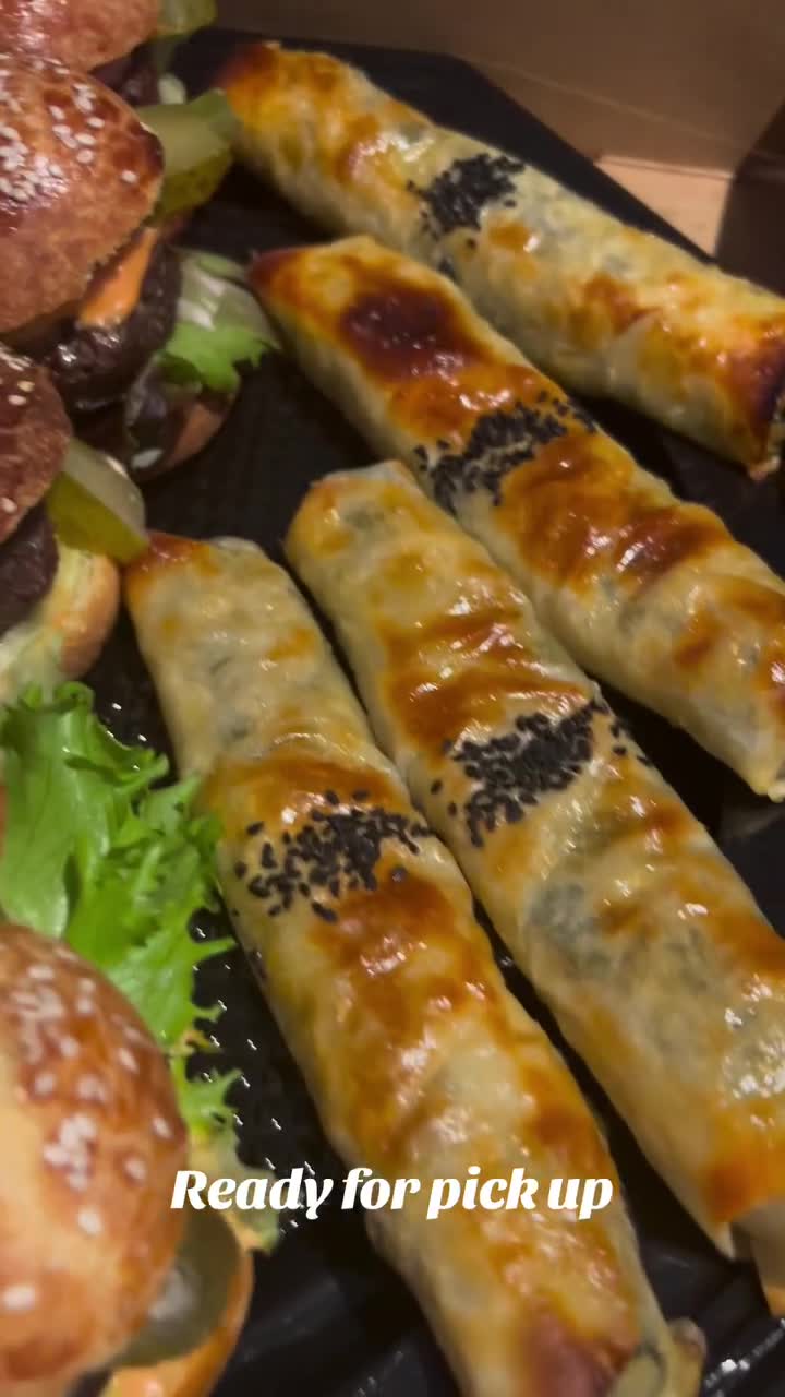 Hapjesbox met 5 minihamburgers,5 börek,5 iclikofte,5 kip/aardappel donuts en 5…