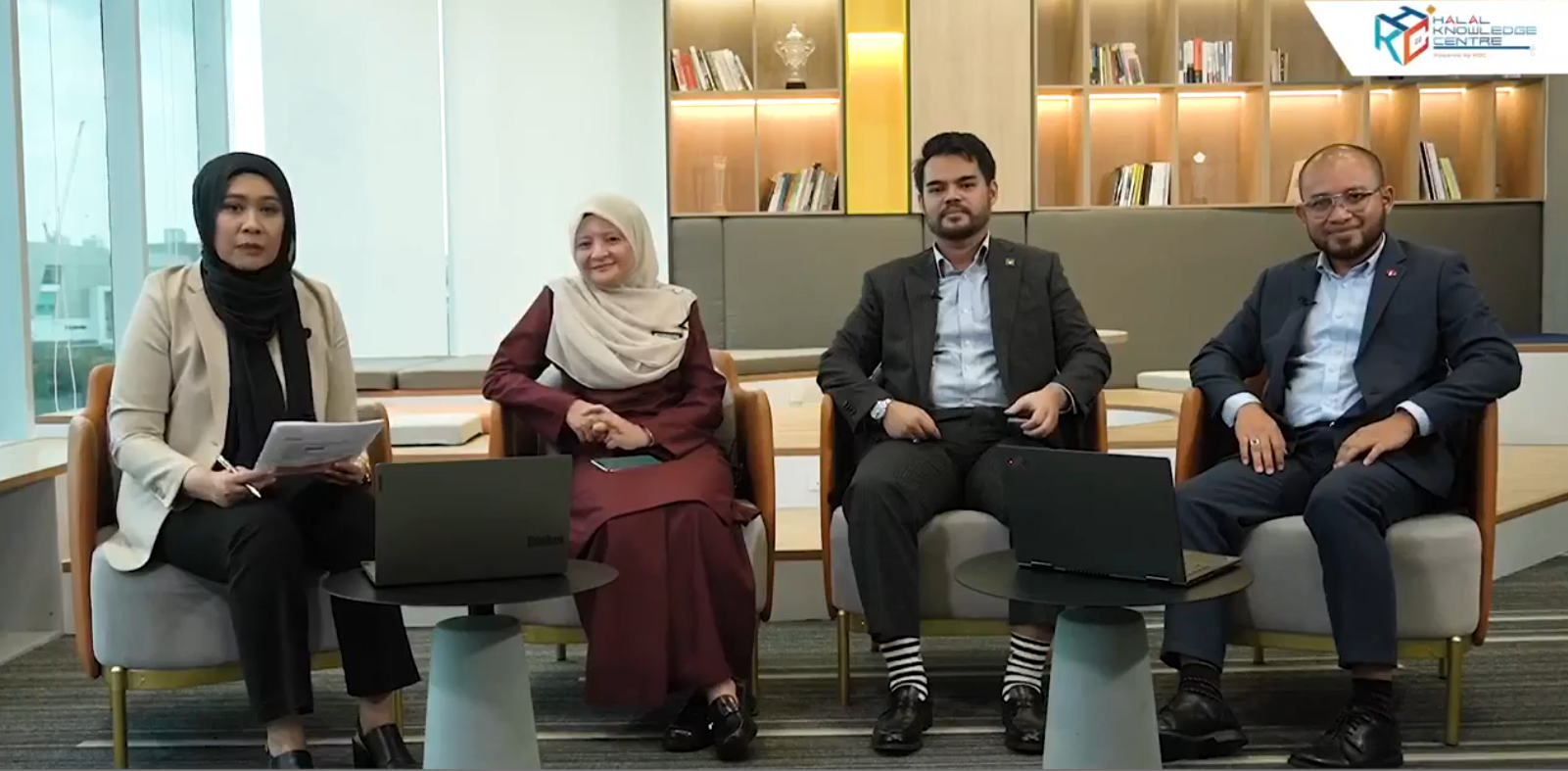 Dari kiri, Syilda Ismail, Penerbit Kanan Kinihalal, Puan Siti Noorhuda Binti Musa, Ketua Penolong Pengarah Cawangan Pengesahan Halal Bahagian Pengurusan Halal JAKIM, Akmal Al-Amini Jamalludin Al Amini, Pengurus Kanan, Pengurusan Maklumat, Halal Development Corporation dan Mohamad Zahari Mohamed Said, Wakil Federation of Malaysian Manufacturers (Halal) dalam Bicara Bersama Pakar Industri Halal HKC baru-baru ini.